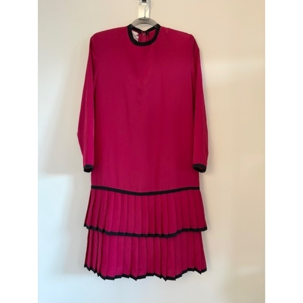 Vintage Caron Petite Chicago Magenta Tiered Pleated Shift Dress Black Trim 18.5"